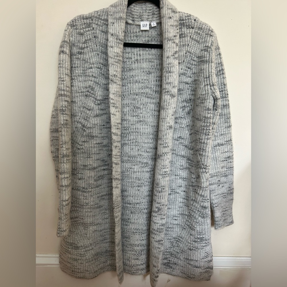 Gap Women’s Cardigan. Grey size SM.